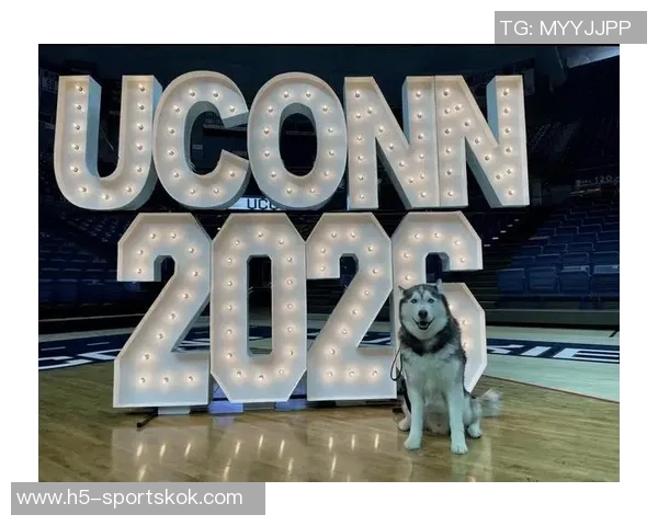 康涅狄格大学球员脚踩哈士奇PE球鞋引发媒体热议